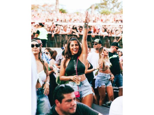 Un tiroteo ocurrió en la celebración del festival de música “Jaumina Fest”, que era en San Bernardino, localidad ubicada a 50 kilómetros de Asunción, la capital de Paraguay. Murieron dos personas, incluyendo a la joven influencer.