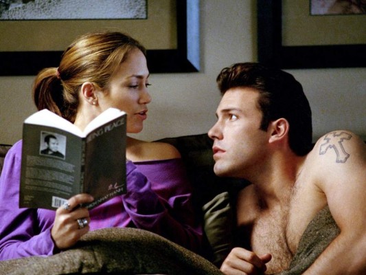 1. Gigli<br/>Esta es, definitivamente, la peor cinta en la carrera de Jennifer, y algunos la consideran una de las peores de todos los tiempos. Al igual que en Jersey Girl, comparte el rol principal junto a su pareja de aquel momento, Ben Affleck. El personaje de Affleck se enamora de una hermosa lesbiana (J-Lo) que es contratada para supervisar que él no arruine su trabajo. Martin Brest nunca volvió a dirigir.