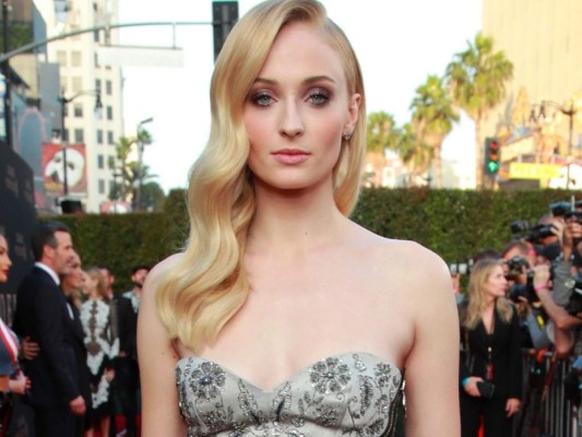 Sophie Turner enfurecida con los paparazzi que fotografiaron a su hija