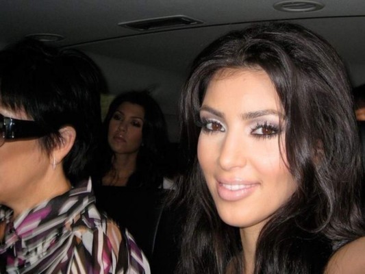 Selfies de la cárcel<br/>En uno de los momentos más dignos de memes creados en KUWTK, Kris Jenner regañó a su hija por tomarse selfies en el auto mientras llevaban a Khloé a la cárcel diciendo: 'Kim, ¿dejarías de tomarte fotos de ti misma? Tu hermana va a ir a la cárcel'. <br/>