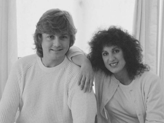 Los diseñadores del vestido, David y Elizabeth Emanuel, tuvieron que resguardar en una caja fuerte los bocetos para mantenerlo lejos de alguna filtración en los medios de comunicación.