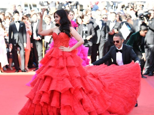 La actriz india Aishwarya Rai Bachchan en un vestido de corte princesa by Ralph & Ruso Couture