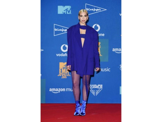 Dua Lipa<br/>Dua Lipa asistió y actuó en los EMAs 2019 vistiendo de la colección Primavera/Verano 2020 de Mugler. El conjunto consistía de una chaqueta oversize de lana clara ultra azul con un cuerpo de jersey recortado y medias transparentes, y ¿adivinen? Sí terciopelo en sus zapatos, ¡sin palabras!<br/>