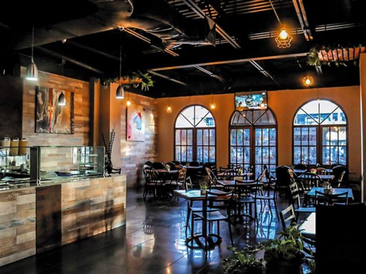 PURO SABOR. Siempre es un placer visitar este restaurante. De temática buffet, el chef Osvaldo reinventa su menú a diario con los ingredientes más frescos. Es irrefutablemente una cocina honesta basada en la calidad del producto. Cabe mencionar su estilo único en donde el chef confía plenamente en el sazón natural de los alimentos sin tener que recurrir a saborizantes o productos procesados. Su compromiso con el buen comer nos recuerda al amor con el que se cocina en nuestros hogares. ¡Los refrescos naturales son un must! Ideal para un almuerzo rápido. Centro Comercial Plaza Criolla, boulevard Morazán<br/>