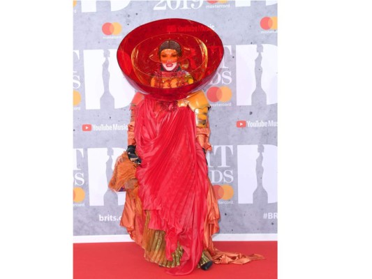 El diseñador Daniel Lismor fue de los peores vestidos de los Brit Awards 2019 con su traje estrafalario.
