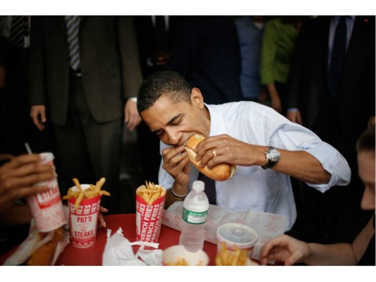 Comiendo un cheesesteak en Pat's King of Steaks durante su campaña en Filadelfia en 2009