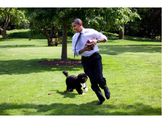 Jugando fútbol americano con Bo en el jardín sur de la Casa Blanca en 2009