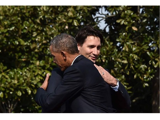 Abrazando al Primer Ministro Justin Trudeau en la Casa Blanca en 2016