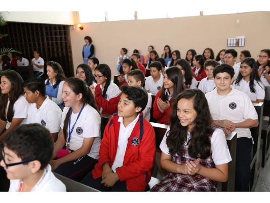 Macris School entrega reconocimiento al alcalde Nasry Asfura