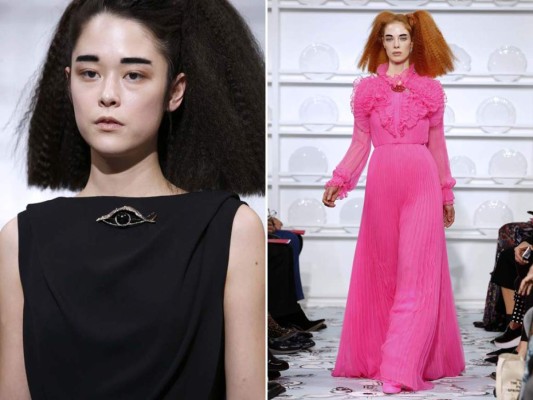 Los 43 modelos de la colección celebran así el refinamiento y la elegancia, como por ejemplo un vestido de muselina rosa, el color fetiche de Elsa Schiaparelli.