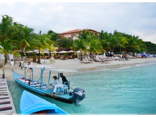 West Bay, Roatán: La playa más popular de la isla, ¡y con toda razón! Aguas completamente cristalinas, donde se encuentran algunos de los hoteles más exclusivos de Roatán. Los viajeros recomiendan hospedarse en esta zona, ya que tienes todo lo que necesitas para un viaje espectacular.