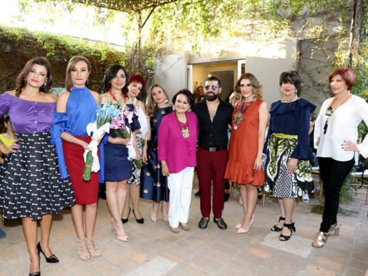 Los diseñadores de joyas y moda, Celina Betancourt y Jerry Cárcamo junto a las damas que modelaron prendas de la nueva colección y piezas ya adquiridas en un original desfile en Casa Petipua de Jardinería Samart