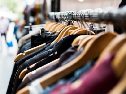 Infórmate sobre el día perfecto para comprar. Estas tiendas suelen tener días específicos en los que ofrecen la nueva mercadería, pregunta sobre ese día y programa tu compra para esa fecha, esto servirá para que tengas mayores posibilidades de encontrar la mejor ropa y la que regularmente estará en mejor estado.