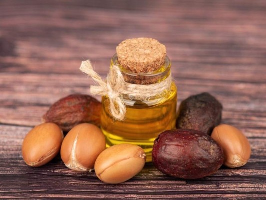 El aceite de Argán se obtiene del secado de frutos, los cuales sirven como un producto cosmético que debes agregar a tu rutina diaria. A continuación, te brindamos todos los beneficios que se obtienen de su uso.
