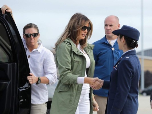 Melania Trump visita a los niños inmigrantes usando una chaqueta que dice: ''Realmente no me importa''