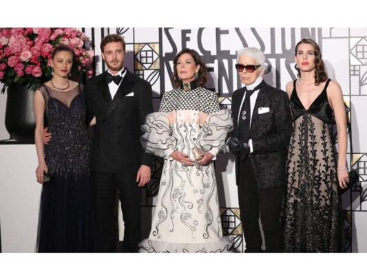 Los protagonistas de la noche Beatriz Borromeo, Pierre Casiraghi, Carolina de Mónaco, Karl Lagerfeld y Carlota Casiraghi durante la edición 63 del Baile de la Rosa