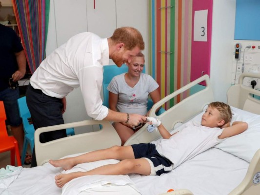 Después de la inauguración, el duque se tomó el tiempo para disfrutar un rato con los niños del hospital.