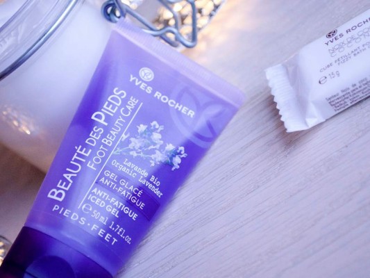 Si sueles sufrir de esa molesta sensación de pesadez y cansancio, aplica la gel de lavanda dos veces al día en los pies secos para una agradable sensación de frescura y energía.