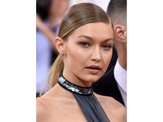 Gigi Hadid. La top se recogió el cabello en una slick ponytail con una banda bordada en cristales. El maquillaje minimalista se mantuvo simple, con un sutil efecto metálico que la hizo lucir fresca y bella.