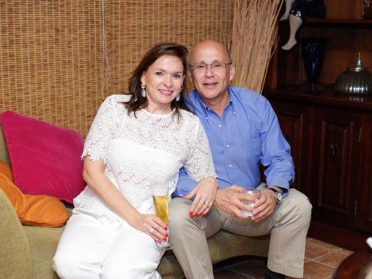 Fiesta catracha para Angelo Casco y María Fernanda Welchez