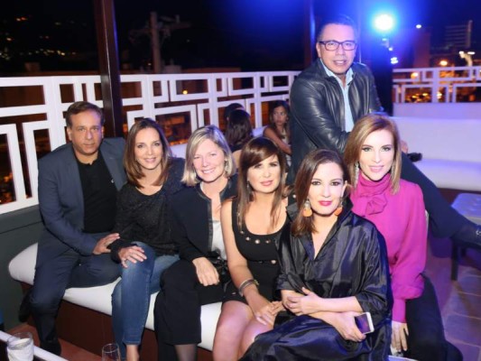 Thierry y Mary de Pierrefeu, Elena Herreros, Elzette Casanova, Blanca Bendeck, Tizzi Lardizábal y Simón Kaffie