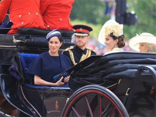 Durante el desfile de 'Trooping the Colour' varios miembros de la familia real británica recorren The Mall en carruaje, el trayecto empieza en Buckingham Palace y termina en la enorme plaza de Horse Guards Parade
