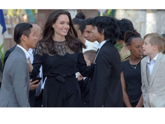 Angelina Jolie junto a sus hijos Maddox, Pax, Shiloh y Zahara en las afueras de la residencia del Rey Norodom Sihamoni de Camboya