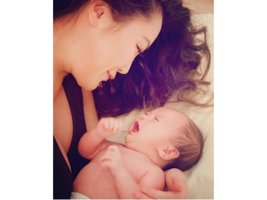 Lili Luo y su hija, Aier, vivían solas en un ático del distrito de Yau Tsim Mong. En los últimos meses había publicado muchas imágenes de ella y su bebé en las redes sociales en las que siempre agradecía la llegada de su hija y se mostraba feliz.