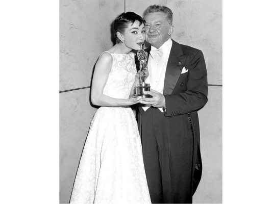 Audrey Hepburn<br/>En 1954, Audrey gano el Oscar como mejor actriz por Roman Holiday, luciendo un icónico vestido de Ginvenchy<br/>
