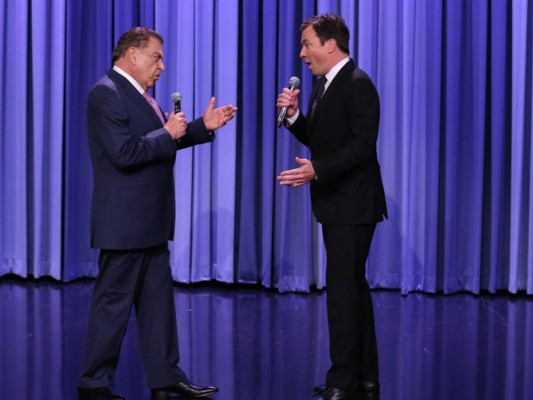Don Francisco y Jimmy Fallon mientras interpretaban, To All The Girls I’ve Loved Before, en el Late Show de Fallon que se transmite por NBC