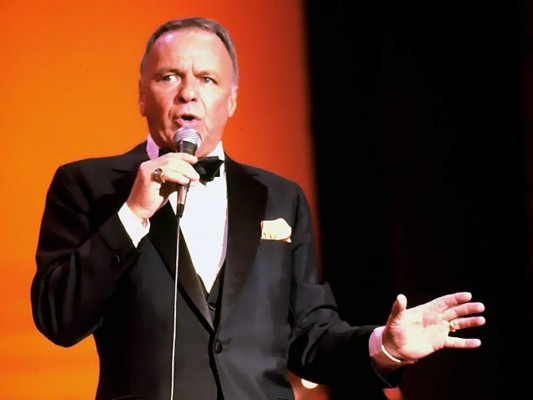 Honor a quien honor merece, Francis Albert Sinatra, nació el 12 de Diciembre de 1915 en los Ángeles, California, el showman del siglo XX, con más de 150 millones de discos vendidos, su estilo y su moda personificaban la moda, su periodo se prolongó por más de 50 años, por eso lo recordamos como el ídolo, Sinatra era más que una voz, era un Icono, por eso te mostramos un repertorio de curiosidades que no sabias del maestro, así que '' I did it my way''