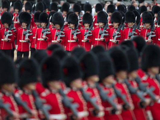 La reina Isabel II preside parada militar y un desfile aéreo por sus 90 años