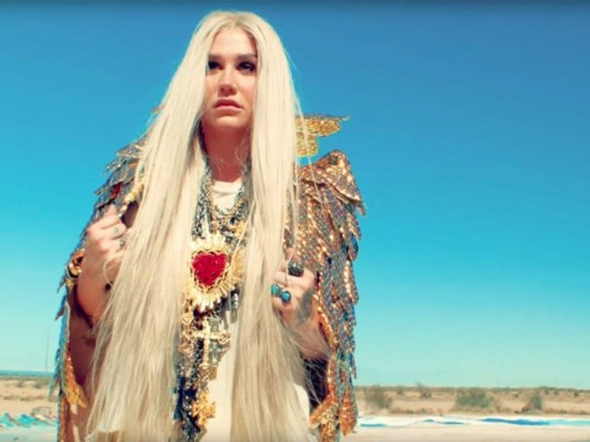 En 2014, Kesha fue diagnosticada con un desorden alimenticio. Para concentrarse en algo, comenzó a esculpir ropa y joyería con dientes reales.