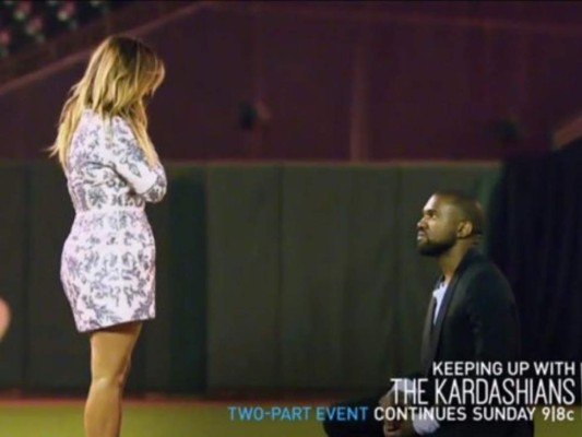 Propuesta de 2.5 millones<br/>En octubre de 2013 Kim y Kanye se comprometieron. El rapero alquiló el estadio de béisbol AT&T de San Francisco y le propuso matrimonio frente a la familia y amigos de Kim.<br/>Toda la propuesta fue filmada para KUWTK y se pensó que tenía un costo de alrededor de 2.5 millones, incluido el anillo de compromiso.<br/>