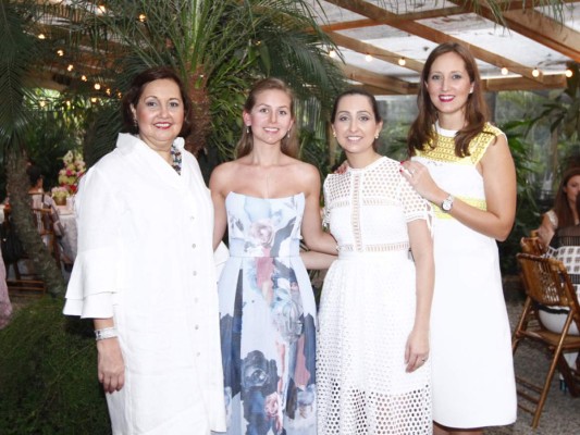 Jacqueline y Ashley Rodgers con Jo Anne Chahín y Valerie Castro. Foto: Alex Muñoz