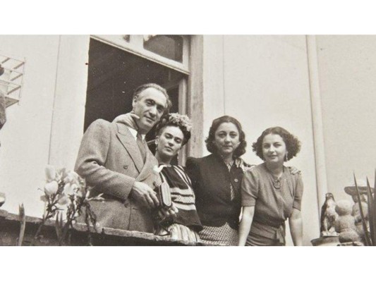 Muray conoció a la artista mexicana en el año de 1931 durante sus visitas al artista Miguel Covarrubias en la Ciudad de México, el fotográfo colaboró para la revista Vanity Fair y Harper´s Bazaar y retrató a la pareja y muchos más miembros de la comunidad artistica mexicana