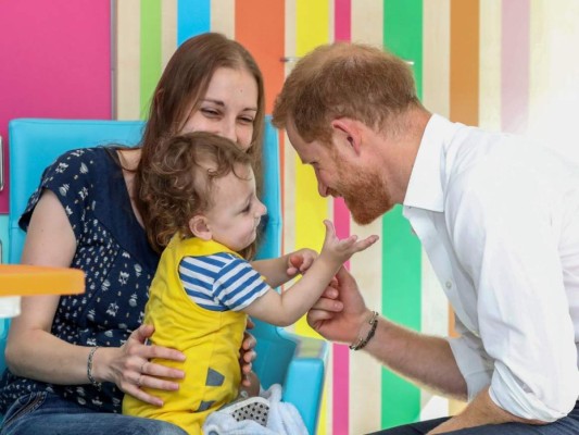 Las tiernas fotos del Príncipe Harry en el hospital de Sheffield