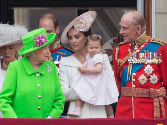 La reina Isabel II preside parada militar y un desfile aéreo por sus 90 años