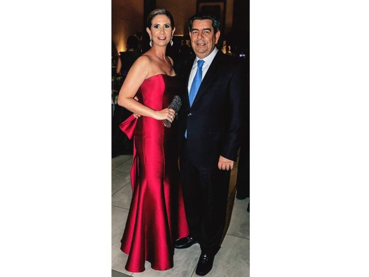 Héctor Bustillo y Sara Bogran celebran por su amor