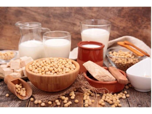 Consume alimentos ricos en fitoestrógenos: Los alimentos ricos en fitoestrógenos son indispensables ya que ayudan a equilibrar las hormonas, estos pueden ser la soya y la alfalfa.