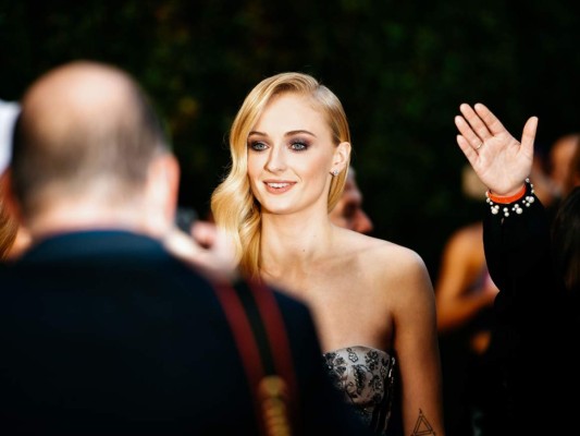 La hermosa actriz británica, protagonista de nuestra portada Estilo Junio 2019, ha sorprendido a todos con su look en la red carpet del estreno mundial de la película X-Men: Dark Phoenix llevada a cabo en el TCL Chinese Theatre de la ciudad de Los Ángeles.