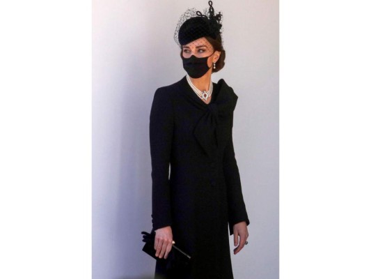 En el funeral del Príncipe Felipe, la duquesa portó un vestido de Roland Mouret que acompañó con un pequeño bolso, medias, zapatos y mascarilla negra.