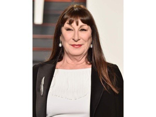 Anjelica Huston optó por un maquillaje que la mostró sencilla y relajada.