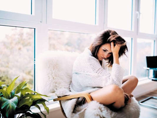 9.¿QUÉ HACER FRENTE A LA INCERTIDUMBRE? No te agobies, recuerda que hay cosas que tú no puedes controlar: el contagio del virus, la recuperación de la economía, la creación de una vacuna. Cualquiera que sea tu preocupación trata de enfocar tu mente y tomar acción en aspectos que sí puedes controlar. Por ejemplo, si te paraliza el miedo por la pandemia; lávate las manos, limpia bien tu casa y usa mascarilla; si tus ingresos han disminuido empieza a desarrollar un proyecto factible en base a tus habilidades, infórmate, apúntate en cursos en línea, piensa siempre en soluciones.<br/>