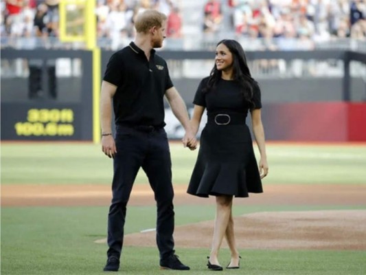 Meghan y Harry hacen aparición sorpresa en partido de baseball