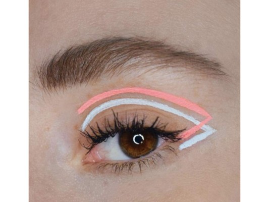 Doble delineado<br/>Desde la apreciación de Euphoria hemos visto estos delineados en casi todos los make ups de las alfombras rojas, siendo favoritos de los centennials.