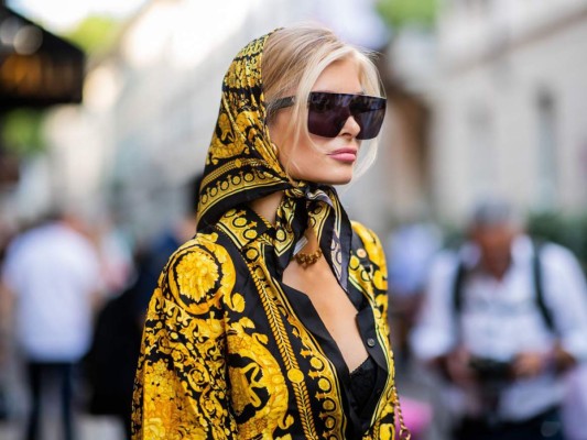 El retro chic se adueña de los looks más glam. Estampados estilo Versace en un street style impecable