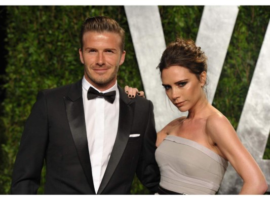 Los rumores de infidelidad entre David y Victoria Beckham siempre los han estado rondando, se supone que él engañó a la cantante, con su asistente cuando él era parte del Real Madrid. Aunque siempre están atacándolos este dúo sigue igual de juntos que siempre.
