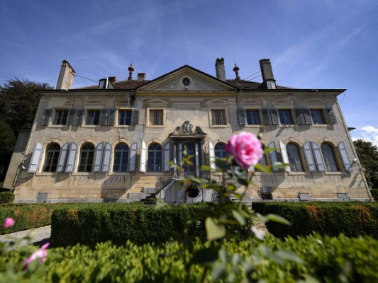 La venta se decidió tras la muerte, en enero de 2014, de la baronesa Edith Grand d'Hauteville a la edad de 83 años, la última residente del castillo, con derecho de usufructo.