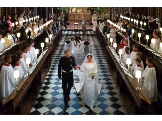 Meghan Markle y el Príncipe Harry saliendo de la capilla de San Jorge del castillo de Windsor.